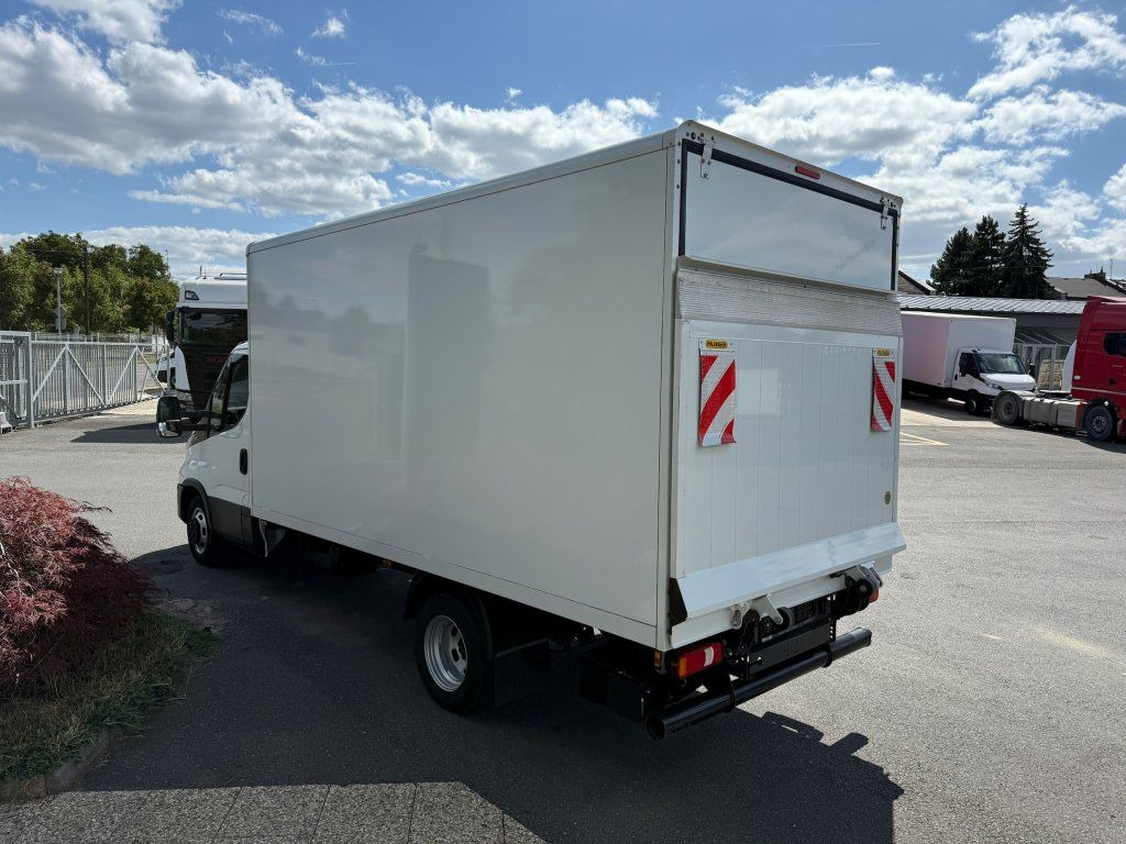 Iveco 35C16 Daily - Koffer Transporter: das Bild 4 Iveco 35C16 Daily - Koffer Transporter: das Bild 4