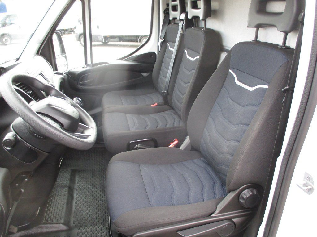 Koffer Transporter Iveco Daily 35C16: das Bild 11