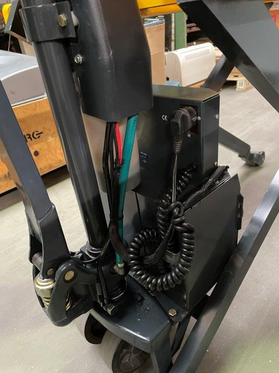 5 (five) scissor pallet truck with electric drive and quick lift pump Jungheinrich model TMX-E 10 - Niederhubwagen: das Bild 5 5 (five) scissor pallet truck with electric drive and quick lift pump Jungheinrich model TMX-E 10 - Niederhubwagen: das Bild 5