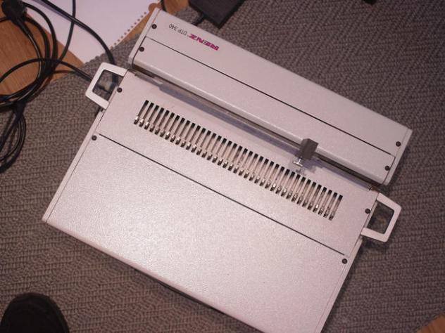 Renz DTP-340 Electric Calendar Punching Machine - Druckmaschine: das Bild 2 Renz DTP-340 Electric Calendar Punching Machine - Druckmaschine: das Bild 2