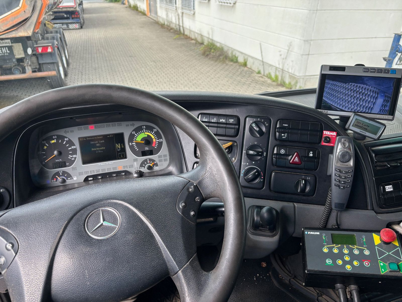Müllwagen Mercedes-Benz 2532L EU5/Zöller Schüttung/VarioPress/Blatt-Luft: das Bild 9