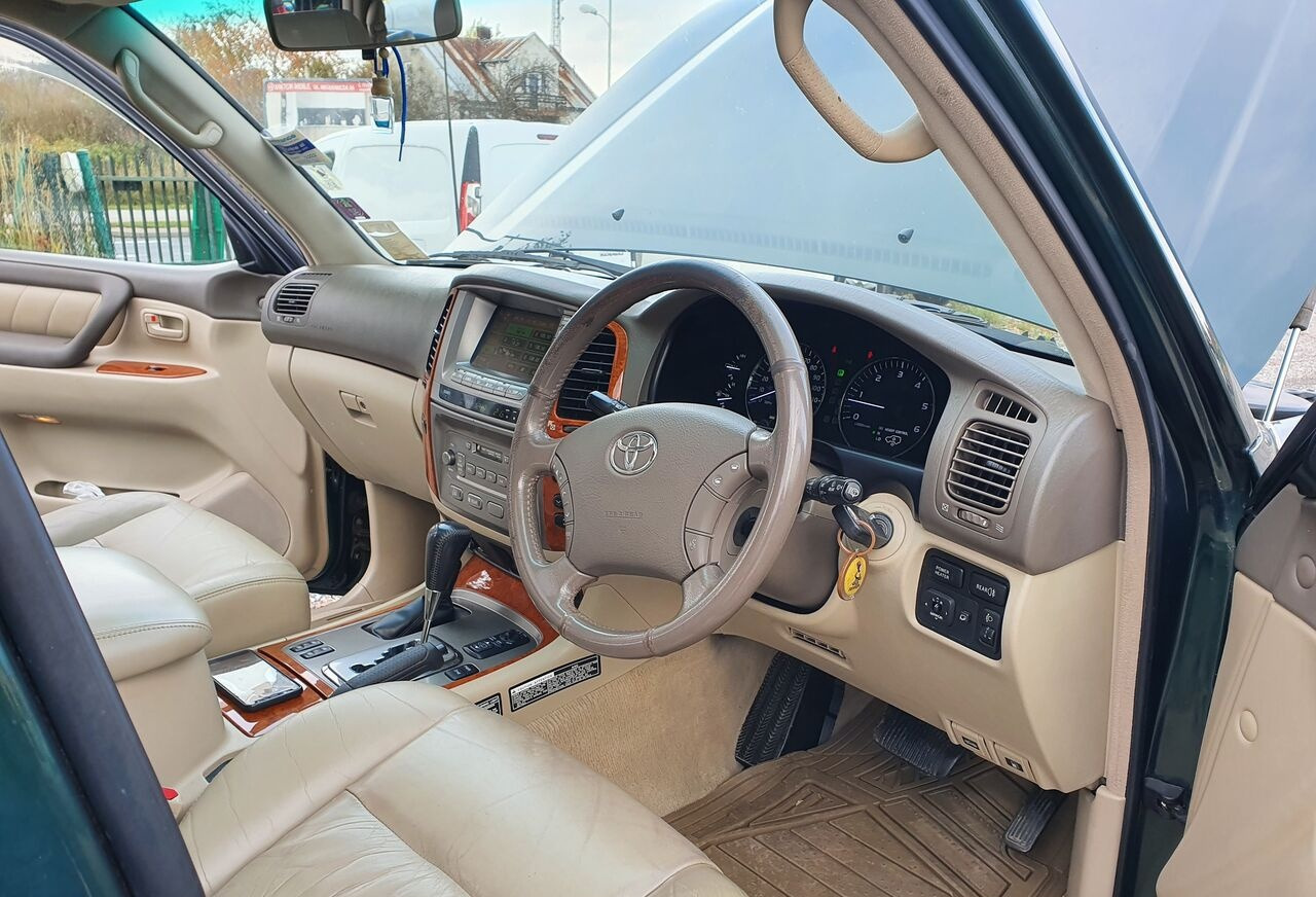 Toyota LAND CRUISER 100 4,2 TD KLIMA 7 OSOB - PKW: das Bild 2 Toyota LAND CRUISER 100 4,2 TD KLIMA 7 OSOB - PKW: das Bild 2