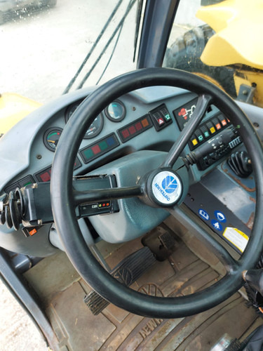 Teleskoplader 2000 New Holland LM420: das Bild 14