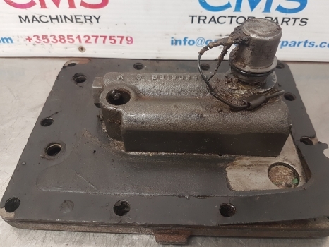 Case 4230 Hydraulic Valve And Cover Plate 10313a3, 110317a1 - Hydraulik ventil für Traktor: das Bild 3 Case 4230 Hydraulic Valve And Cover Plate 10313a3, 110317a1 - Hydraulik ventil für Traktor: das Bild 3