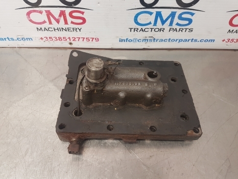 Case 4230 Hydraulic Valve And Cover Plate 10313a3, 110317a1 - Hydraulik ventil für Traktor: das Bild 1 Case 4230 Hydraulic Valve And Cover Plate 10313a3, 110317a1 - Hydraulik ventil für Traktor: das Bild 1
