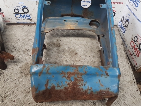 Ford 3000, 4000, 2000, 2300, 3400, 7000, 4400 Nose Cone C7nn8n202v, 83909882 - Karosserie und Außen für Traktor: das Bild 4 Ford 3000, 4000, 2000, 2300, 3400, 7000, 4400 Nose Cone C7nn8n202v, 83909882 - Karosserie und Außen für Traktor: das Bild 4