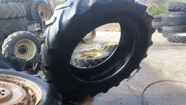 Ford Rear Tyre 16.9-38. Please Check By The Photos. - Reifen für Traktor: das Bild 1 Ford Rear Tyre 16.9-38. Please Check By The Photos. - Reifen für Traktor: das Bild 1