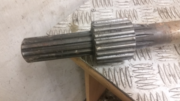 New Holland Ford 35, Ts, L Ts110, Ts115 Front Axle Drive Shaft Right 5166550 - Antriebswelle für Traktor: das Bild 2 New Holland Ford 35, Ts, L Ts110, Ts115 Front Axle Drive Shaft Right 5166550 - Antriebswelle für Traktor: das Bild 2