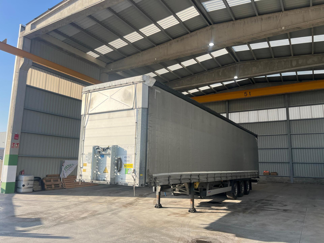 Planenauflieger Schmitz Cargobull SCS24/L Varios: das Bild 1