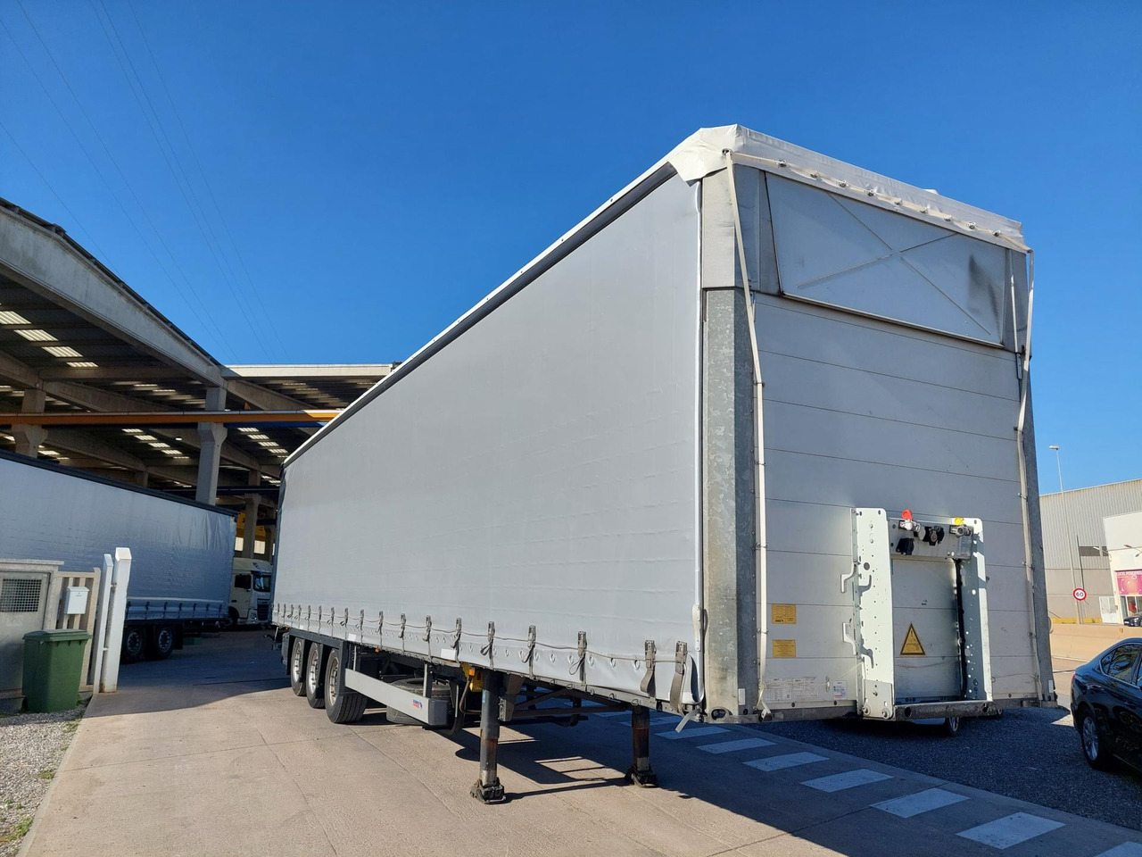 Schmitz Cargobull SCS24/L Varios - Planenauflieger: das Bild 2 Schmitz Cargobull SCS24/L Varios - Planenauflieger: das Bild 2