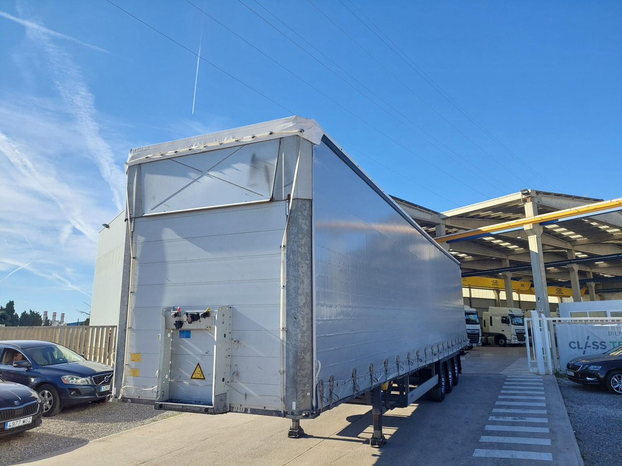 Schmitz Cargobull SCS24/L Varios - Planenauflieger: das Bild 1 Schmitz Cargobull SCS24/L Varios - Planenauflieger: das Bild 1
