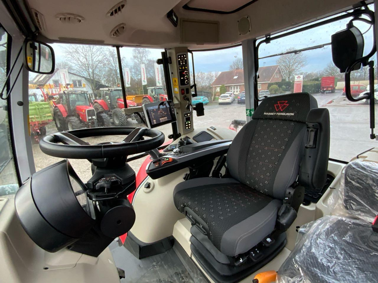 Massey Ferguson MF 7S.210 DVT - Traktor: das Bild 4 Massey Ferguson MF 7S.210 DVT - Traktor: das Bild 4