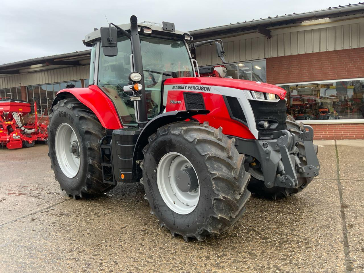 Massey Ferguson MF 7S.210 DVT - Traktor: das Bild 1 Massey Ferguson MF 7S.210 DVT - Traktor: das Bild 1