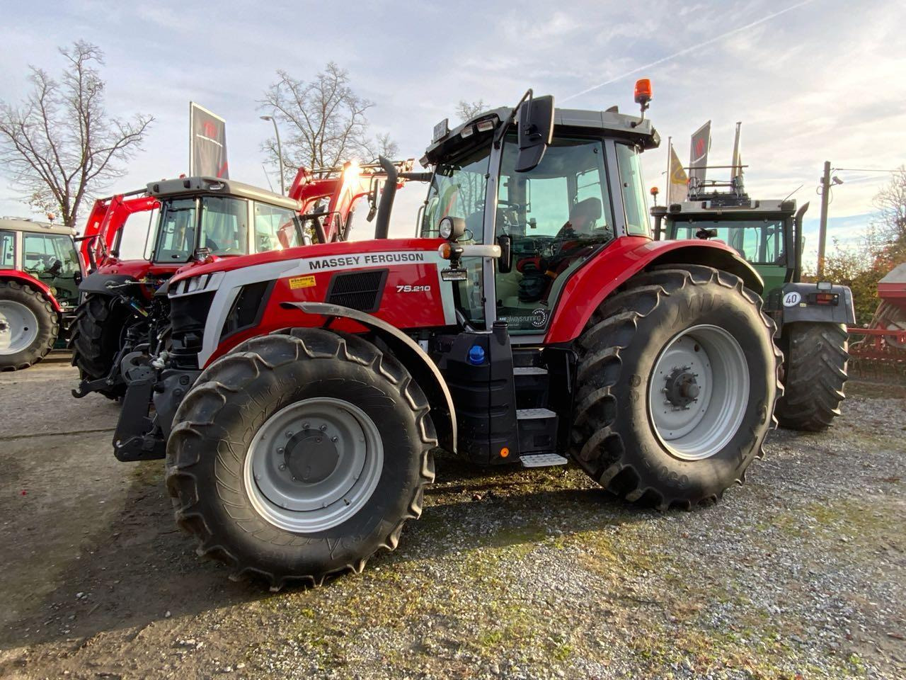Massey Ferguson MF 7S.210 DYNA-VT - Traktor: das Bild 2 Massey Ferguson MF 7S.210 DYNA-VT - Traktor: das Bild 2