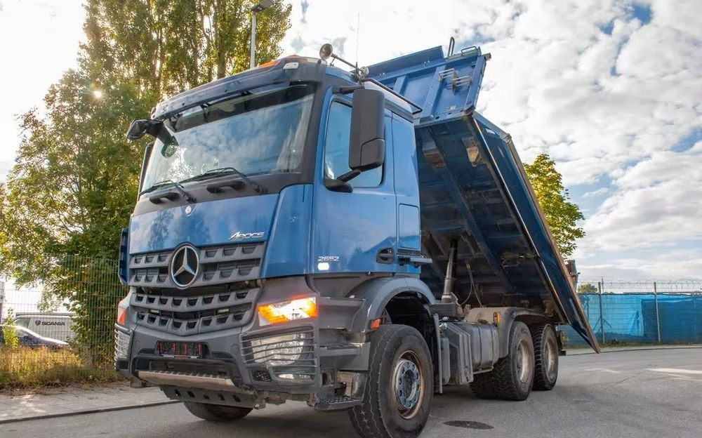 Mercedes-Benz Arocs 2652 6x4 – Wywrotka trójstronna Meiller z Bordmatik (Euro 6) - Kipper: das Bild 1 Mercedes-Benz Arocs 2652 6x4 – Wywrotka trójstronna Meiller z Bordmatik (Euro 6) - Kipper: das Bild 1