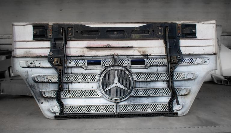 MERCEDES-BENZ ACTROS MEGA SPACE MP II - Motorhaube für LKW: das Bild 2 MERCEDES-BENZ ACTROS MEGA SPACE MP II - Motorhaube für LKW: das Bild 2