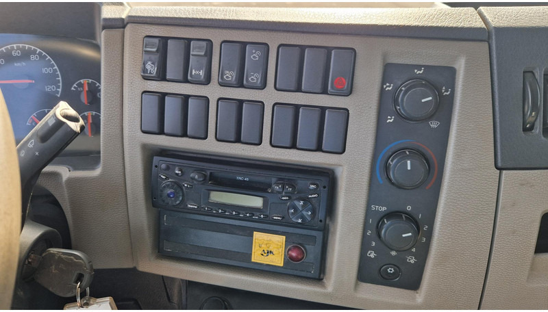 Abrollkipper, Autokran Volvo FL280 4X2 HMF 1560: das Bild 16