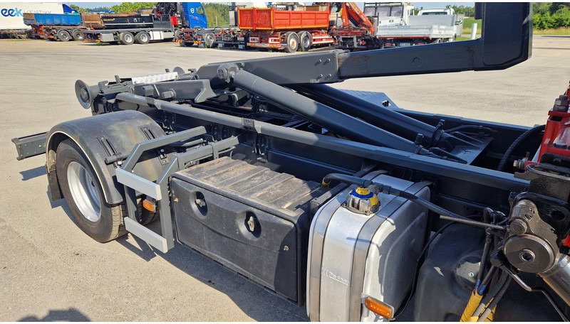 Abrollkipper, Autokran Volvo FL280 4X2 HMF 1560: das Bild 9