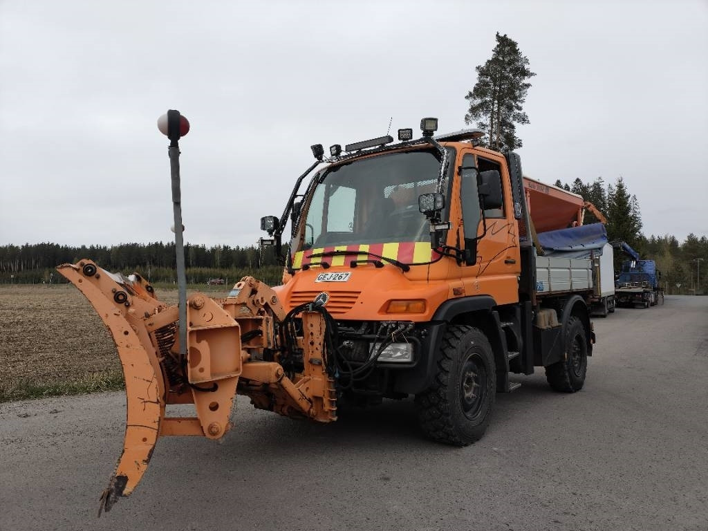 Mercedes-Benz Unimog ,hiekoitin,aura,kippilava - Schneeräumfahrzeug: das Bild 1 Mercedes-Benz Unimog ,hiekoitin,aura,kippilava - Schneeräumfahrzeug: das Bild 1