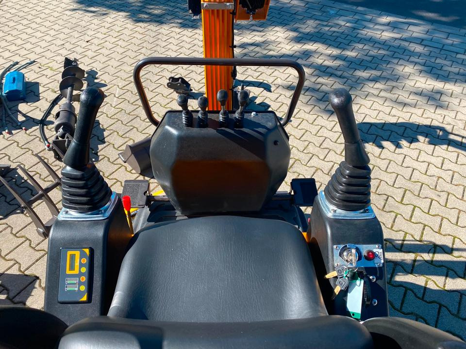 Minibagger BK1300JSR + Zubehör *INKL.19% MWST*BERGER KRAUS*KUBOTA*JOYSTICK*SCHENKWARM*SOFORT!* - Minibagger: das Bild 5 Minibagger BK1300JSR + Zubehör *INKL.19% MWST*BERGER KRAUS*KUBOTA*JOYSTICK*SCHENKWARM*SOFORT!* - Minibagger: das Bild 5
