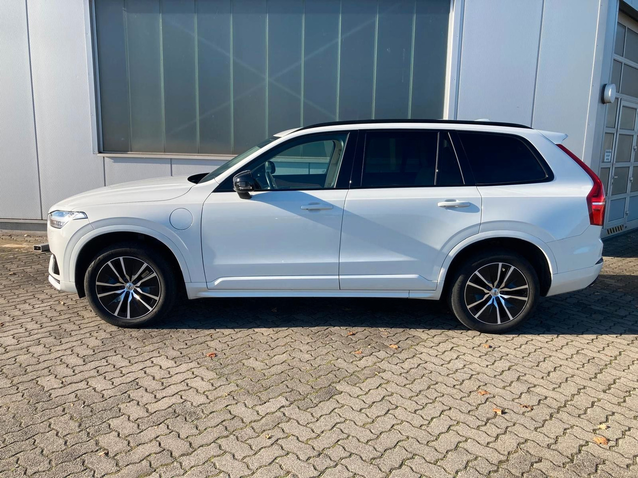 Volvo XC 90 T8 R-Des. Exp. Rech. Pl.-In Hybr. AWD 7-S. - SUV/ Geländewagen: das Bild 2 Volvo XC 90 T8 R-Des. Exp. Rech. Pl.-In Hybr. AWD 7-S. - SUV/ Geländewagen: das Bild 2