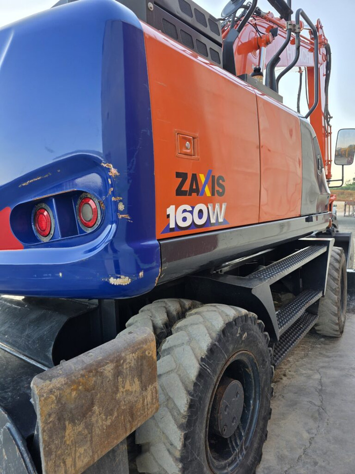 HITACHI ZX140W-6 - Mobilbagger: das Bild 4 HITACHI ZX140W-6 - Mobilbagger: das Bild 4