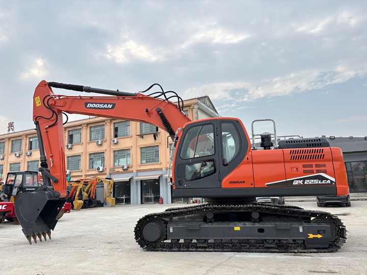 Good Quality Original 23ton Doosan DX225LCA Used Large Excavators for Sale at Low Price Secondhand Doosan225LCA Heavy Digger - Kettenbagger: das Bild 4 Good Quality Original 23ton Doosan DX225LCA Used Large Excavators for Sale at Low Price Secondhand Doosan225LCA Heavy Digger - Kettenbagger: das Bild 4