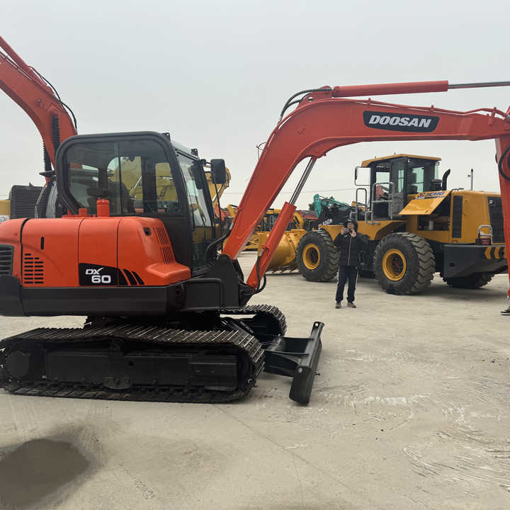 Top Grade in Stock Doosan DX60 Used 6 Ton Hydraulic Crawler Excavator Digger High Quality Factory Price Used 6 Ton - Kettenbagger: das Bild 1 Top Grade in Stock Doosan DX60 Used 6 Ton Hydraulic Crawler Excavator Digger High Quality Factory Price Used 6 Ton - Kettenbagger: das Bild 1