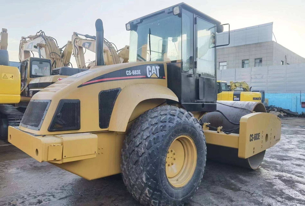 Used Road making machine CAT CS 683E roller - Straßenwalze: das Bild 3 Used Road making machine CAT CS 683E roller - Straßenwalze: das Bild 3