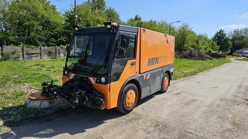 Mfh 5500 sweeper - with air conditionier - Kehrmaschine: das Bild 2 Mfh 5500 sweeper - with air conditionier - Kehrmaschine: das Bild 2