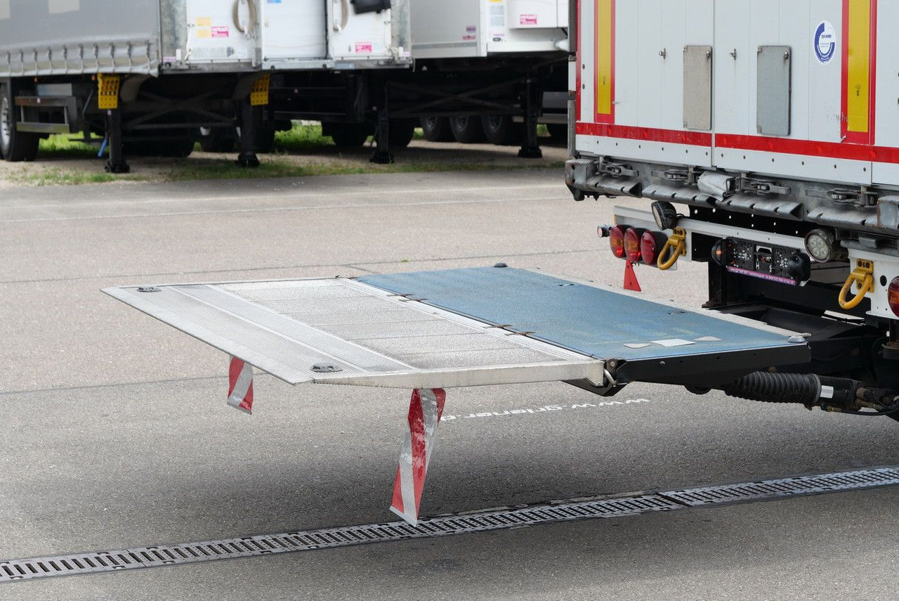 Planenauflieger Schmitz Cargobull SCS 24/ LBW 2000 kg / RUNGENTASCHEN / HUBDACH: das Bild 18