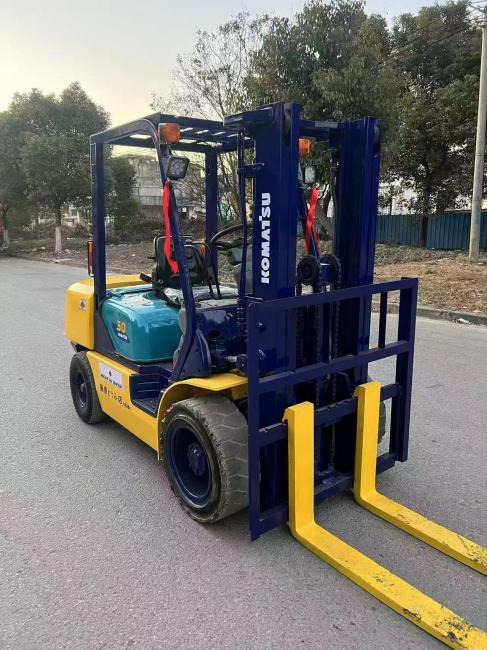 Komatsu FD30 - Scherenbühne: das Bild 5 Komatsu FD30 - Scherenbühne: das Bild 5
