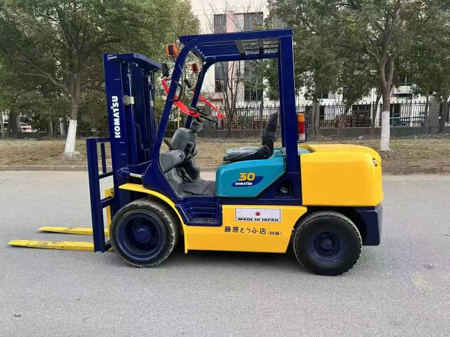 Komatsu FD30 - Scherenbühne: das Bild 1 Komatsu FD30 - Scherenbühne: das Bild 1