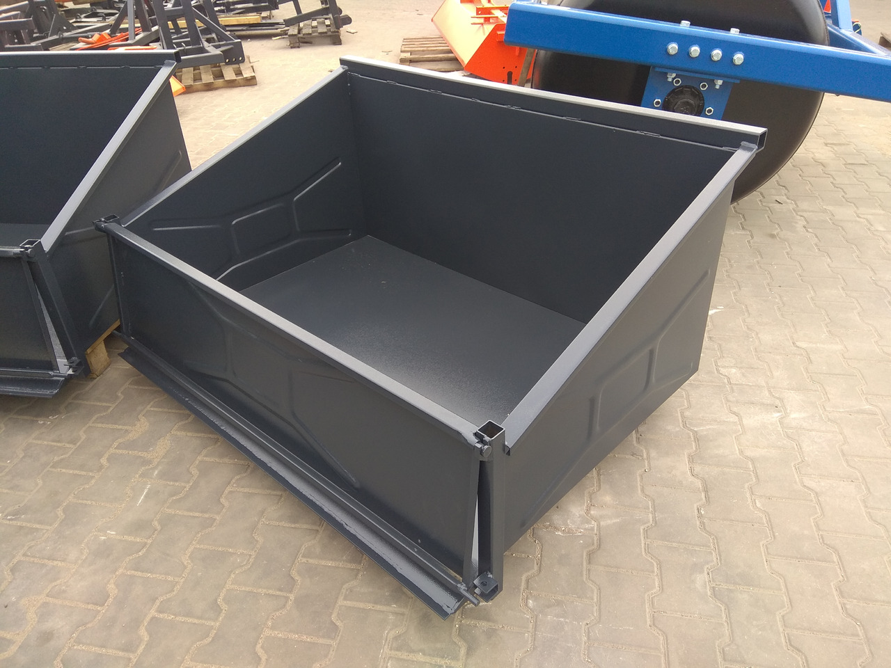 Metal-Technik Heckschaufel / Transport box / Caisse de transport / Skrzynia 2 m - Anbauteil für Landmaschine: das Bild 4 Metal-Technik Heckschaufel / Transport box / Caisse de transport / Skrzynia 2 m - Anbauteil für Landmaschine: das Bild 4