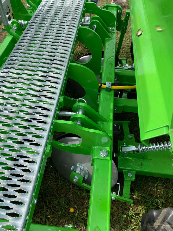 Bomet Kartoffelpflanzmaschine / Potato planter / Planteuse de pomme de terre / Piantapatate / Sadzarka ziemniaków - Kartoffellegemaschine: das Bild 5 Bomet Kartoffelpflanzmaschine / Potato planter / Planteuse de pomme de terre / Piantapatate / Sadzarka ziemniaków - Kartoffellegemaschine: das Bild 5