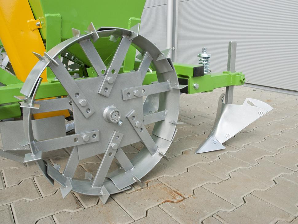 Bomet Kartoffelpflanzmaschine / Potato planter / Planteuse de pomme de terre / Piantapatate / Sadzarka ziemniaków - Kartoffellegemaschine: das Bild 4 Bomet Kartoffelpflanzmaschine / Potato planter / Planteuse de pomme de terre / Piantapatate / Sadzarka ziemniaków - Kartoffellegemaschine: das Bild 4