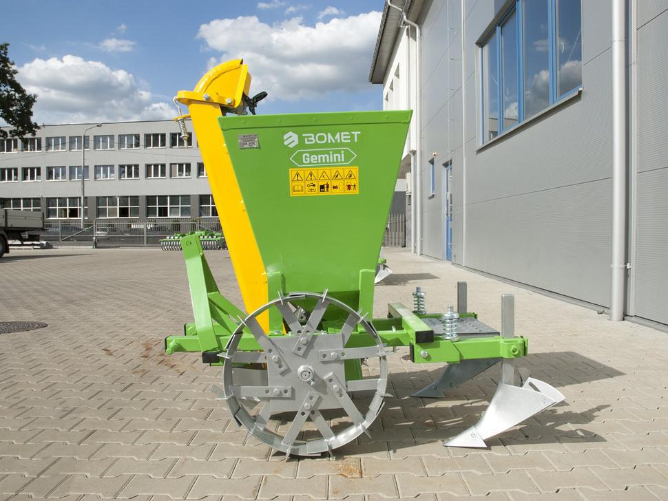 Bomet Kartoffelpflanzmaschine / Potato planter / Planteuse de pomme de terre / Piantapatate / Sadzarka ziemniaków - Kartoffellegemaschine: das Bild 3 Bomet Kartoffelpflanzmaschine / Potato planter / Planteuse de pomme de terre / Piantapatate / Sadzarka ziemniaków - Kartoffellegemaschine: das Bild 3