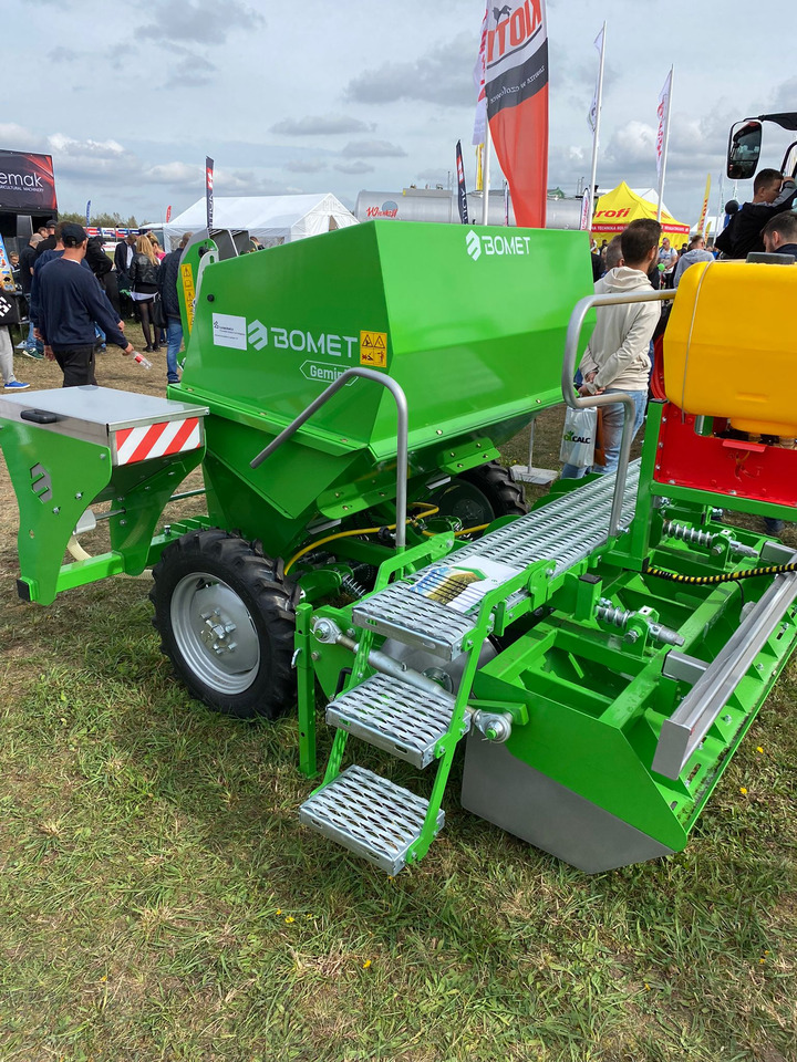 Bomet Kartoffelpflanzmaschine / Potato planter / Planteuse de pomme de terre / Piantapatate / Sadzarka ziemniaków - Kartoffellegemaschine: das Bild 4 Bomet Kartoffelpflanzmaschine / Potato planter / Planteuse de pomme de terre / Piantapatate / Sadzarka ziemniaków - Kartoffellegemaschine: das Bild 4
