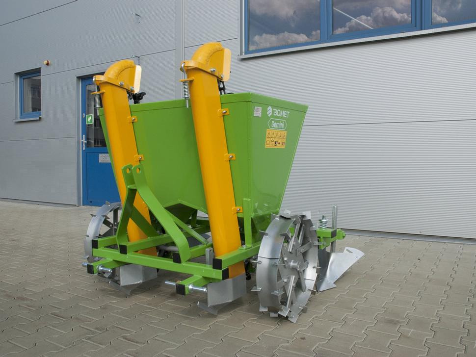 Bomet Kartoffelpflanzmaschine / Potato planter / Planteuse de pomme de terre / Piantapatate / Sadzarka ziemniaków - Kartoffellegemaschine: das Bild 1 Bomet Kartoffelpflanzmaschine / Potato planter / Planteuse de pomme de terre / Piantapatate / Sadzarka ziemniaków - Kartoffellegemaschine: das Bild 1