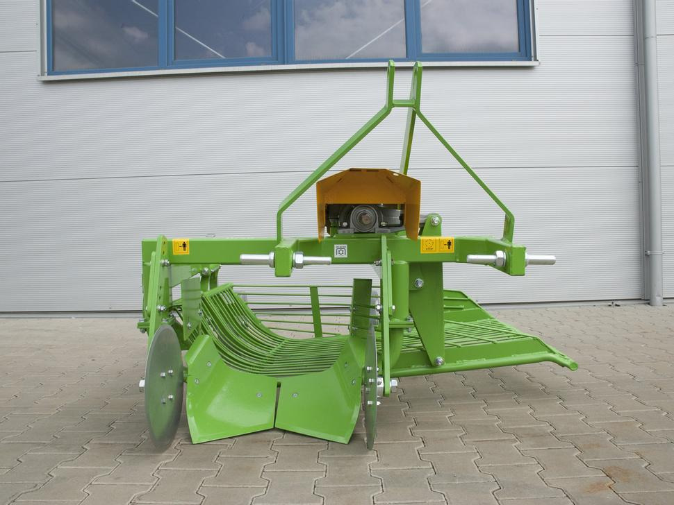 Bomet Siebkettenroder / Potato digger / Arracheuse de pomme de terre / Scavapatate / Однорядная картофельная копалка / Kopaczka do ziemniaków Ursa Z655 - Kartoffelroder: das Bild 1 Bomet Siebkettenroder / Potato digger / Arracheuse de pomme de terre / Scavapatate / Однорядная картофельная копалка / Kopaczka do ziemniaków Ursa Z655 - Kartoffelroder: das Bild 1