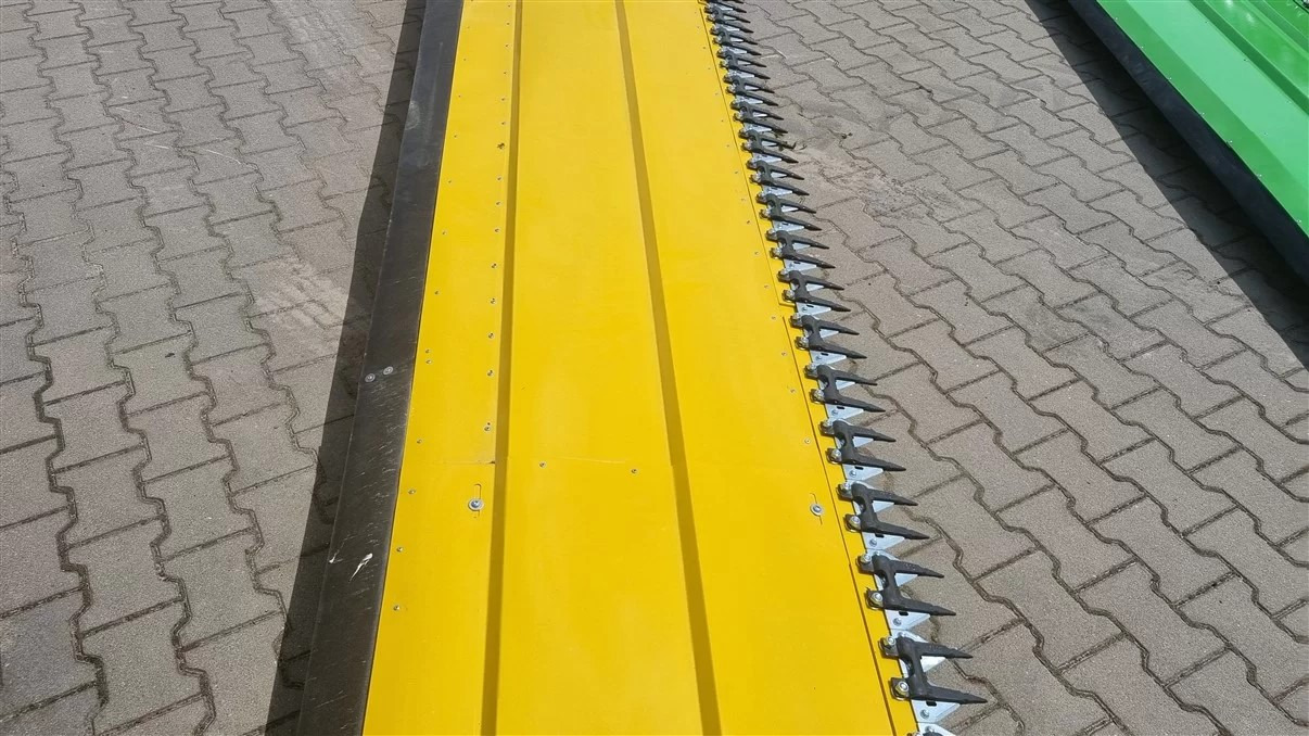 Lupus Rapsvorsatz / Rape cutter / Barre de coupe à colza / Mesa de colza / Tavolo da colza / Рапсовый стол / Stół do rzepaku 6 m - Maschine für Rapsernte: das Bild 2 Lupus Rapsvorsatz / Rape cutter / Barre de coupe à colza / Mesa de colza / Tavolo da colza / Рапсовый стол / Stół do rzepaku 6 m - Maschine für Rapsernte: das Bild 2