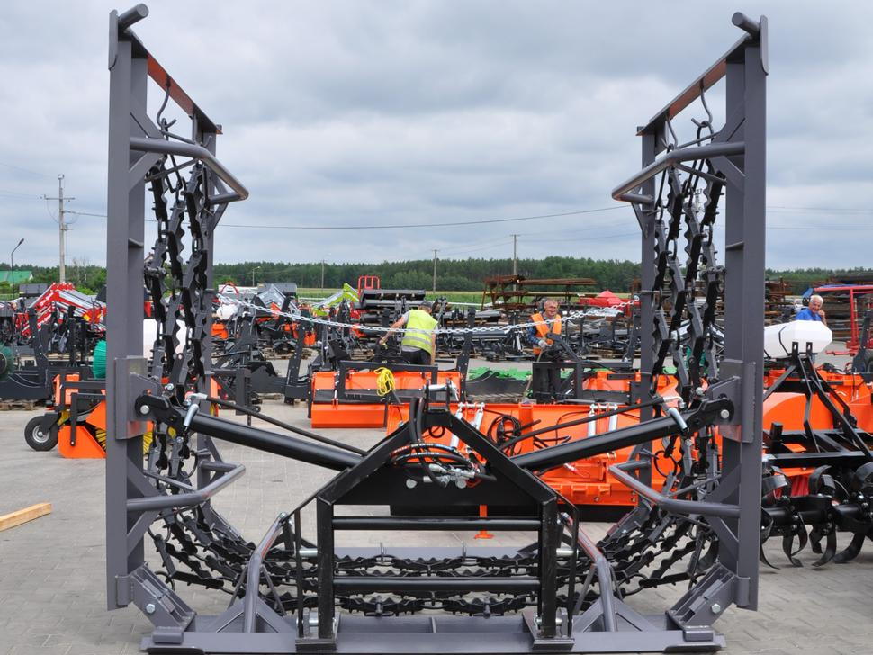 Metal-Technik Wiesenegge / Meadow harrow / Herse de prairie / Strigliatrice / Lanza de prado / Полевая волокуша / Włóka łąkowa 6 m - Wiesenschleppe: das Bild 2 Metal-Technik Wiesenegge / Meadow harrow / Herse de prairie / Strigliatrice / Lanza de prado / Полевая волокуша / Włóka łąkowa 6 m - Wiesenschleppe: das Bild 2