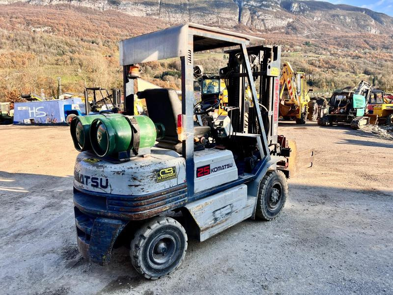 KOMATSU Chariot élévateur à gaz FG25T-11E (AVEC PINCE) - Treibgasstapler: das Bild 3 KOMATSU Chariot élévateur à gaz FG25T-11E (AVEC PINCE) - Treibgasstapler: das Bild 3