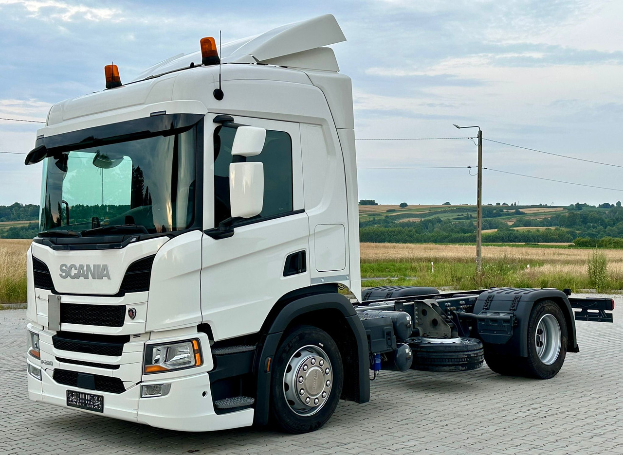 SCANIA P220 / RAMA DO ZABUDOWY / ROZSTAW OSI 3.90 M / SILNIK 6 / WYWROTKA / BECZKA / HAKOWIEC / UTRZYMANIE DRÓG / AUTOMAT / 2019 ROK / NISKI PRZEBIEG - Fahrgestell LKW: das Bild 2 SCANIA P220 / RAMA DO ZABUDOWY / ROZSTAW OSI 3.90 M / SILNIK 6 / WYWROTKA / BECZKA / HAKOWIEC / UTRZYMANIE DRÓG / AUTOMAT / 2019 ROK / NISKI PRZEBIEG - Fahrgestell LKW: das Bild 2