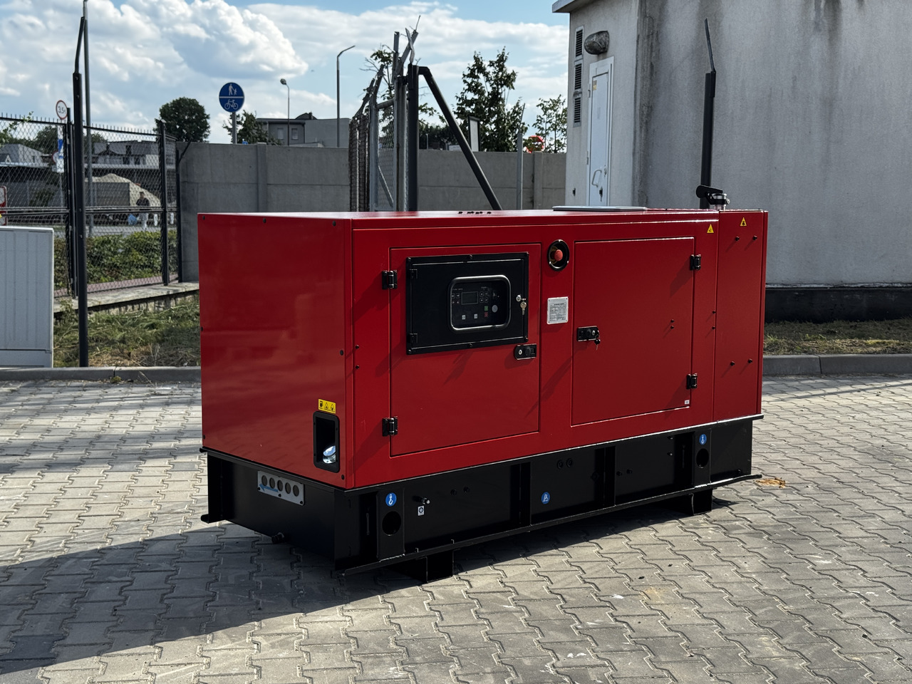 IVECO 80 kVA / 65 kW - Stromgenerator: das Bild 2 IVECO 80 kVA / 65 kW - Stromgenerator: das Bild 2