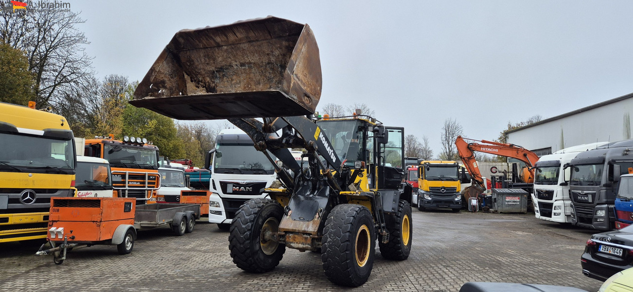 Komatsu WA 250 Zustand technisch ok, optisch 3-4 Unterlagen vorhanden - Radlader: das Bild 1 Komatsu WA 250 Zustand technisch ok, optisch 3-4 Unterlagen vorhanden - Radlader: das Bild 1