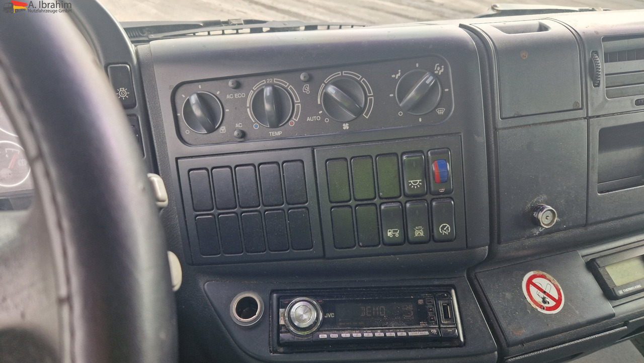 MAN 8.180 Thermokingkühlung - 30 ° sauber, 3. Gang kratzt, voll fahrbereit - Kühlkoffer LKW: das Bild 2 MAN 8.180 Thermokingkühlung - 30 ° sauber, 3. Gang kratzt, voll fahrbereit - Kühlkoffer LKW: das Bild 2