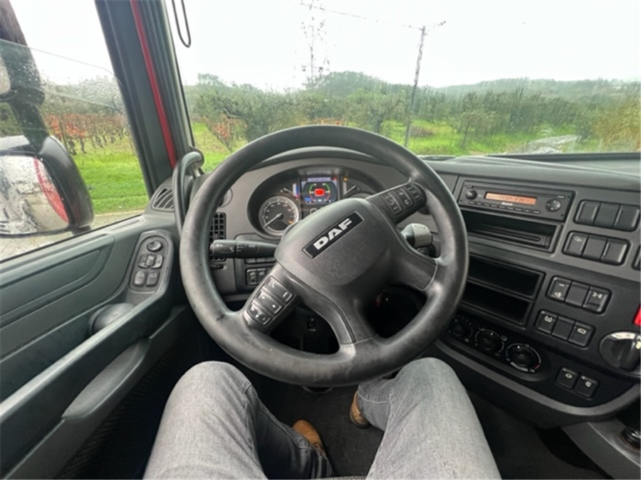 Innenraum Bild 1: Sattelzugmaschine DAF XF 105 460
