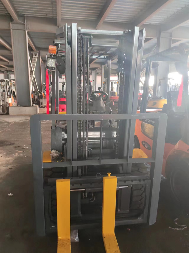 KOMATSU FD30 - Dieselstapler: das Bild 4 KOMATSU FD30 - Dieselstapler: das Bild 4
