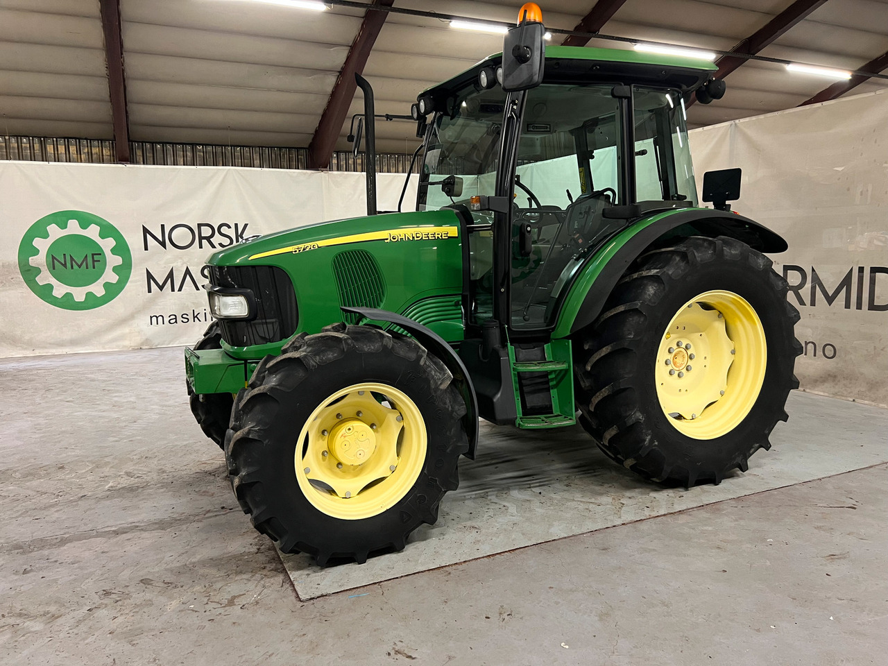 John Deere 5720 #KUN 1318 Timer# Kan selges med redusert mva# - Traktor: das Bild 1 John Deere 5720 #KUN 1318 Timer# Kan selges med redusert mva# - Traktor: das Bild 1
